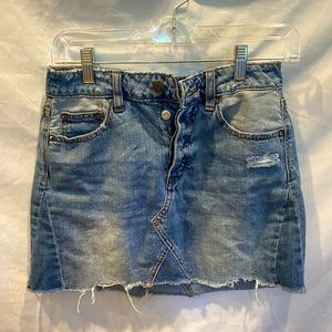 AMERICAN EAGLE *size 2* distressed denim skirt